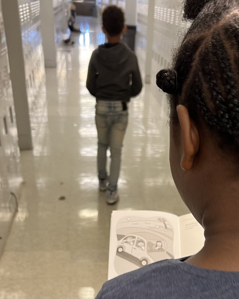 MsMacMacMac's tweet photo. When you’re out of time, but want to finish your book! “Mrs. Mac, it’s like my brain just knows the words now!”😍 📚 https://t.co/ko1HqnB22Z