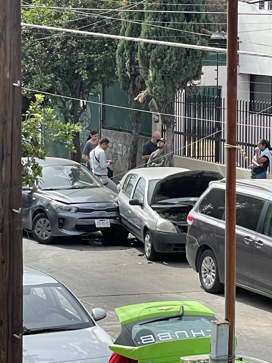 __________roy's tweet photo. URGE UN TOPE EN LA CALLE PABLO VILLASEÑOR CRUCE CON HERRERA Y CAIRO. Pregúntenle a VIALIDAD cuantos CHOQUES suceden al mes en este cruce. @AgenciaAMIM @GdlMovilidad @MovilidadZap @GobiernoJalisco @GuadalajaraGob @Trafico_ZMG https://t.co/Nu7uAAmQ24