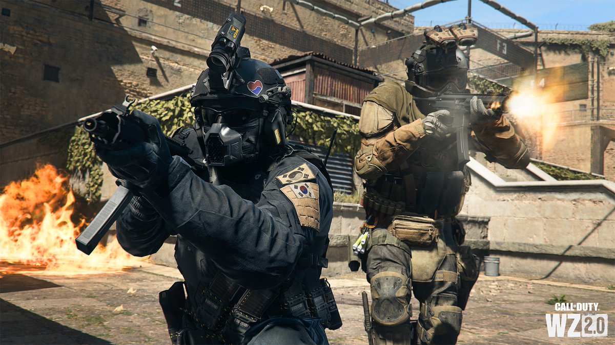 charlieINTEL's tweet photo. Gulag 2.0 in #Warzone2: 

• 2v2 
• Pre-defined loadout 
• Jailer spawns in center, has a mini-gun 
• Everyone can re-deploy if all players team up to kill the Jailer in the Gulag 
• Or Eliminate opposing team and redeploy https://t.co/ICJYNYvwTZ