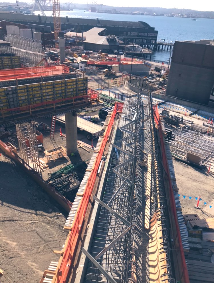 bestband2016's tweet photo. 2019年に行われた州道99号線のアラスカン・ウェイ高架橋 Alaskan Way Viaductの解体工事完了後も大規模な工事を継続中!シアトルのランドスケープが大幅に変化^_^工事現場はランチタイム #bandmaid #BeforeYesterday #シアトル #アラスカンウェイ #高架橋 #工事現場 #ランドスケープ #道路工事 https://t.co/JnqQW944Jd