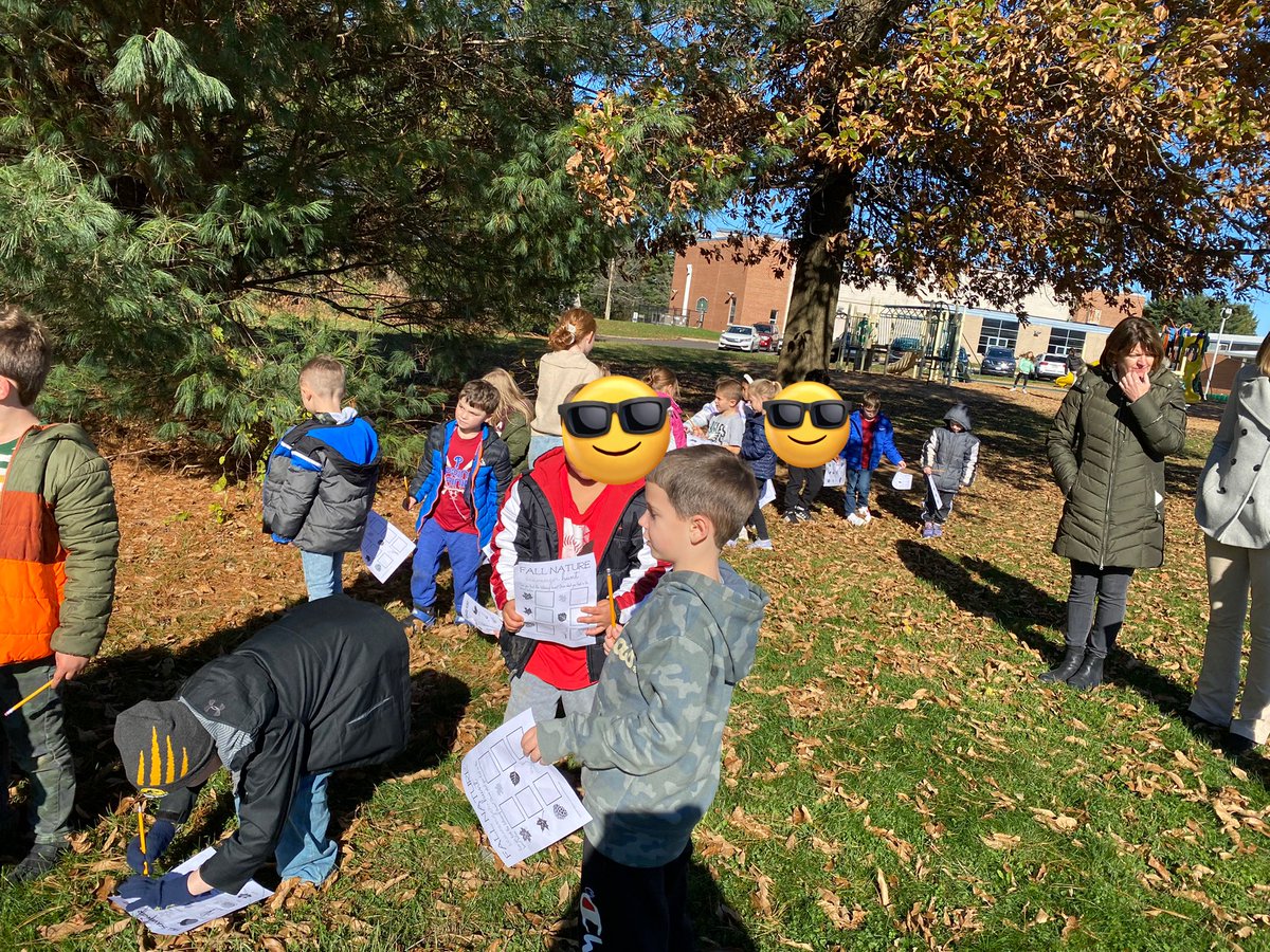 MulloyMrs's tweet photo. First Graders @PSDGrasse enjoyed a Fall Read Aloud and a Fall Scavenger Hunt. @PSDLibrarians #fall #acorns #pinecones https://t.co/GGGwTV44gy