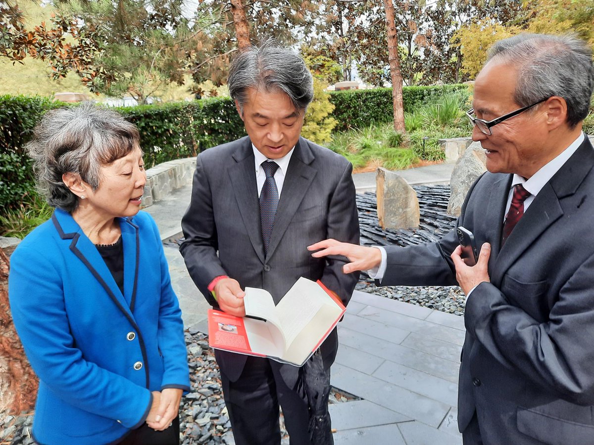 JPNConsulateLA's tweet photo. On November 7, CG Sone visited the USC and exchanged opinions with President Carol L. Folt. This was followed by a tour of🌳Nisei Rock Garden🌳, opened on April 1 to honor USC's nisei (second generation Japanese American) students incarcerated at internment camps during WWII. https://t.co/Smec5idAhw