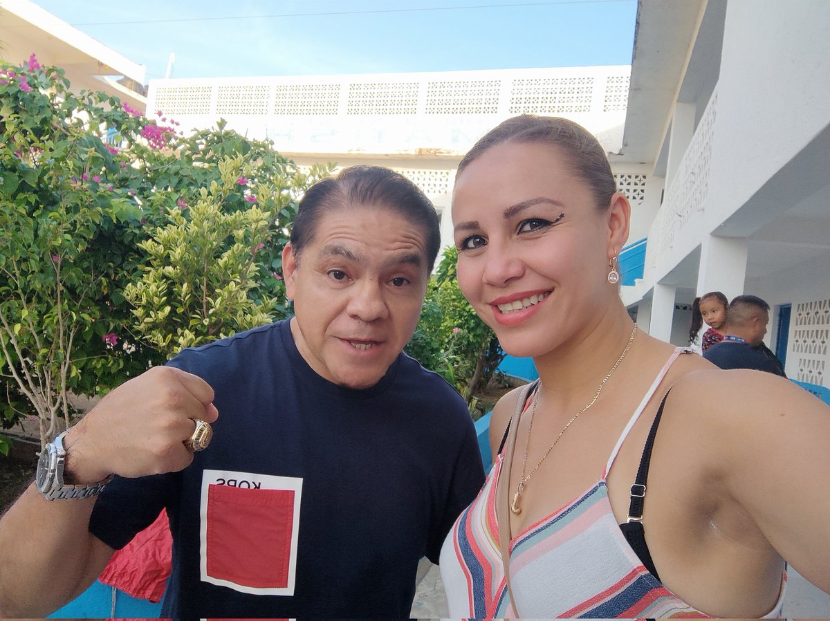 Con el gran campeón <a href="/ChiquitaGlz/">Humberto González</a> Humberto "Chiquita" González en la convención #wbc60 #ViveAcapulco #VamosLoba #LobaMuñoz #LobaCampeona #ZulinaMuñoz