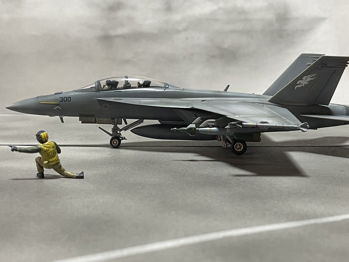 cx4576's tweet photo. #トップガン祭り完成
#トップガン祭り 
ハセガワ1/72スーパーホーネット
フェニックス&amp;ボブ機、デッキクルーを添えて。細かい失敗点は多々ありますが、これにて終了完成といたします！ https://t.co/J3rX30xQTa