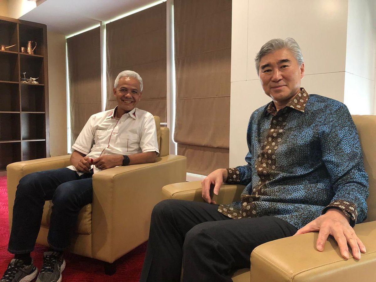 Kalau kemarin ada yang bangga banggain Anis berjalam disamping Dubes AS, kali ini justru Dubes AS yang bertamu ke rumah Ģanjar Pranowo 😀😀