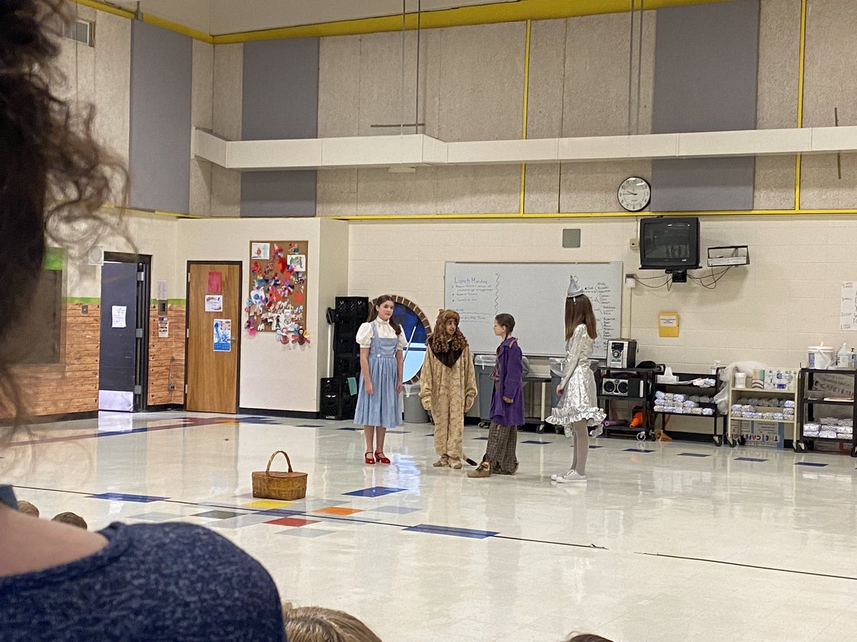 We had a special performance this morning by a few very talented MSS students! You’ve very inspired our #SABulldogs! Thank you for a fun morning and good luck at your performances this week! 👠💙 🧠👑 #FollowTheYellowBrickRoad #BetterTogetherD95 #BulldogBest