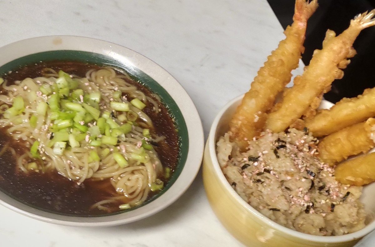 SunakoNyaru's tweet photo. Also made me a meal to enjoy ah I love cooking Wish I had a little more time for the egg and chashu but it's okay bon appetit I say
#Vtuber #ENVtuber #Vtubercooking #Vtuberfood #Food #Vtubercook https://t.co/z3cIq7Ez0N