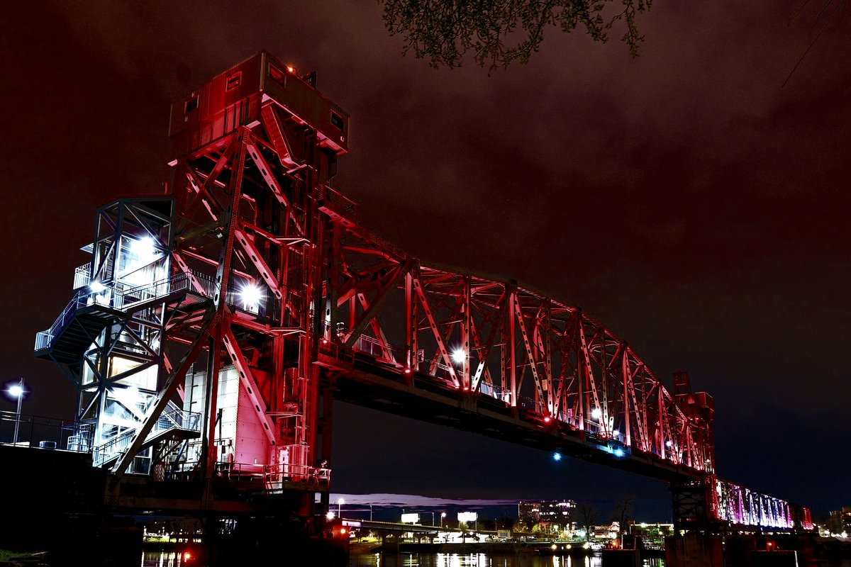 Tonight, our bridges will be maroon in celebration of UALR Coach Joe Foley! 🎉

Read More: nwaonline.com/news/2022/nov/…