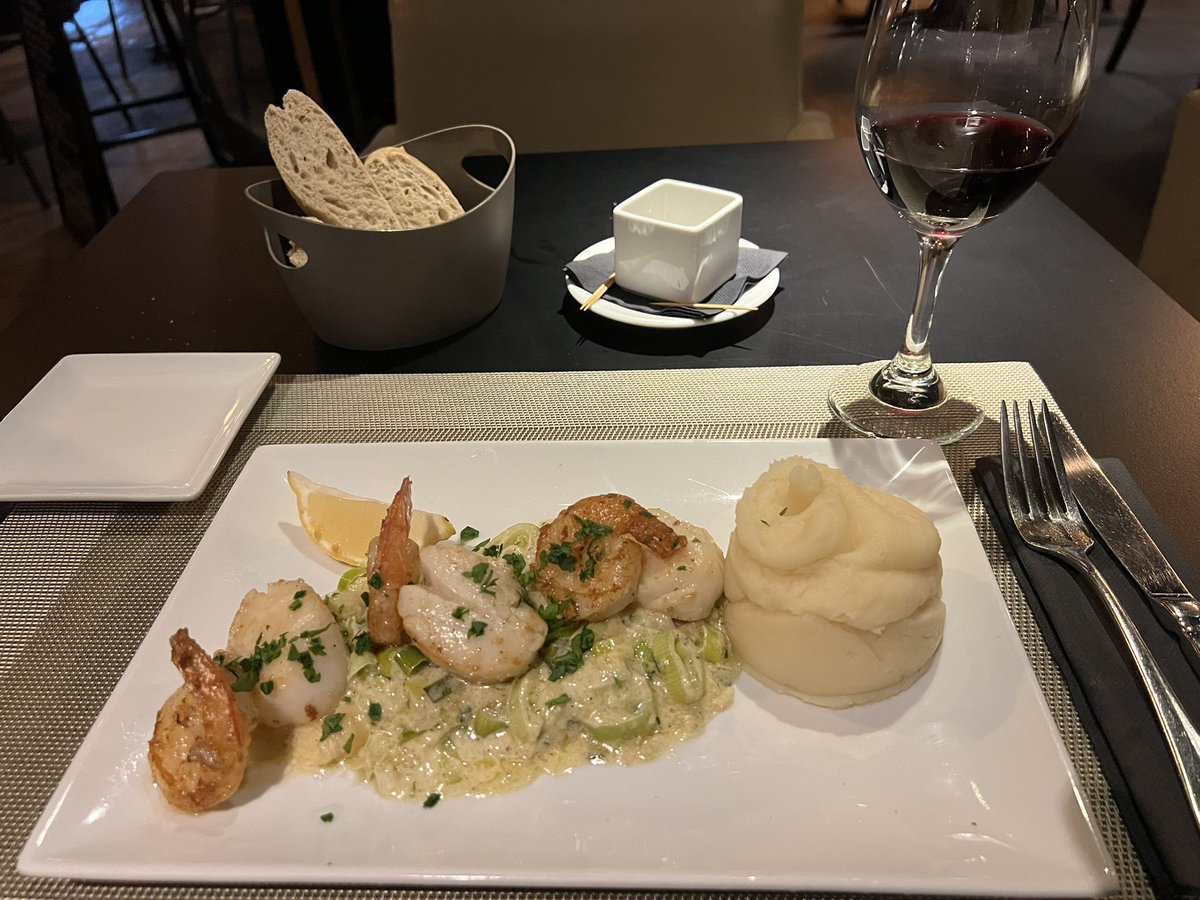 Thunderbird0527's tweet photo. #Sintmaarten
#Cupecoy 
#AltroRestsurant 
赤ワイン(Malbec)
カラマリソテーとポテト
エビとホタテのリークホンデュ
ティラミス
バナナラム

小麦をできる限り控えてるけど、週一の楽しみだけはOKとします😅

ご飯は自分で作るのも
悪くないけど　誰かに作ってもらうのもめっちゃいい！😊 https://t.co/piQf9inBlh