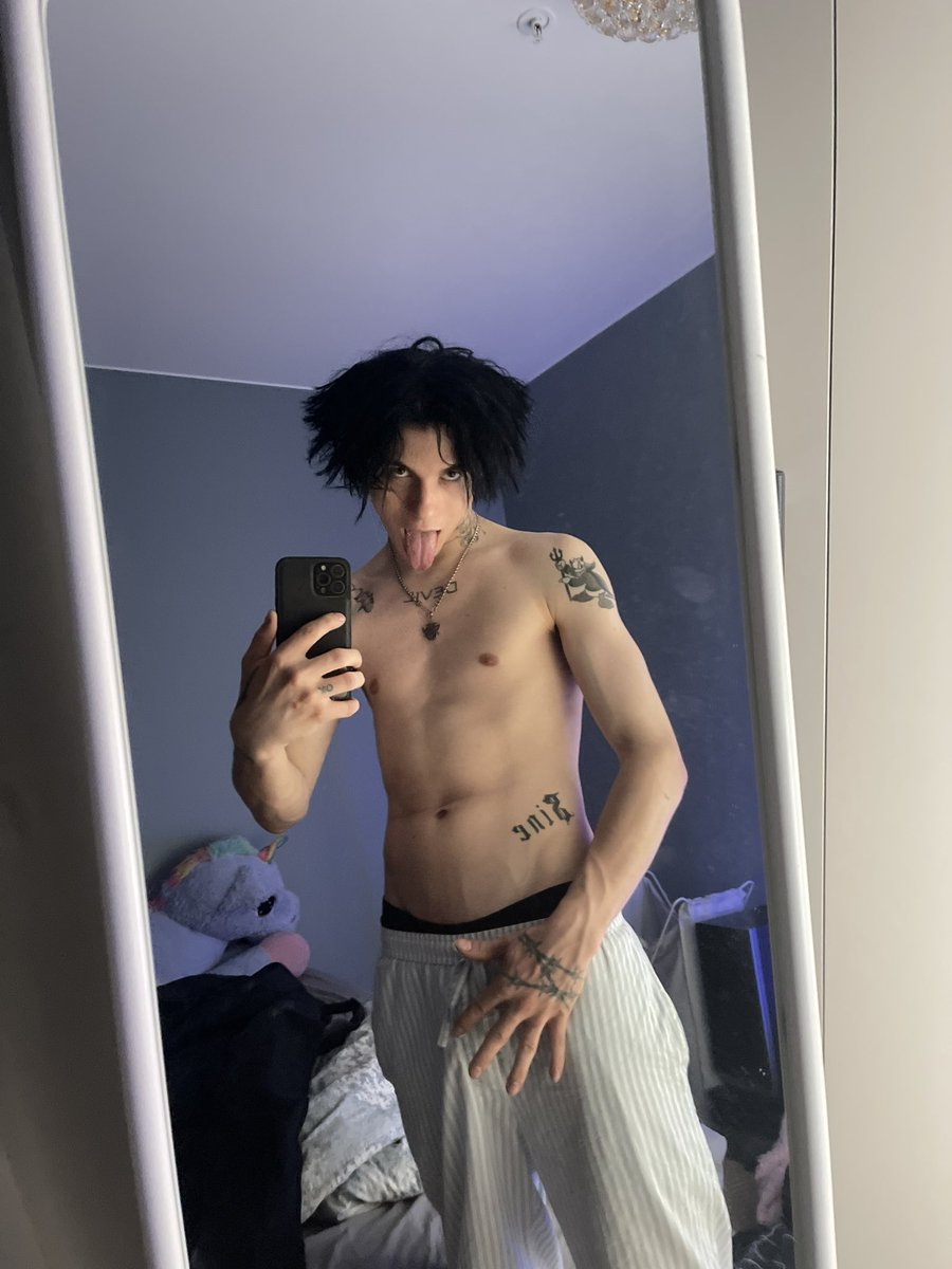 Sh4meSky's tweet photo. good night🖤 #Trending #ImACeleb #tattoos https://t.co/MprYG5EXYA