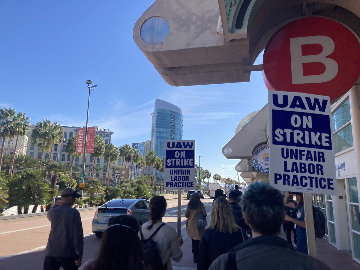 WashUGradWkrs's tweet photo. Grad students from WashU, Princeton, UMichigan, and other institutions joined the walkout from #SfN22 this morning in solidarity with striking UC workers! Proud to stand with our fellow grad workers and postdocs in the fight for better working conditions 
#sfn2022 #UAWonStrike https://t.co/LaxkLaIlrj