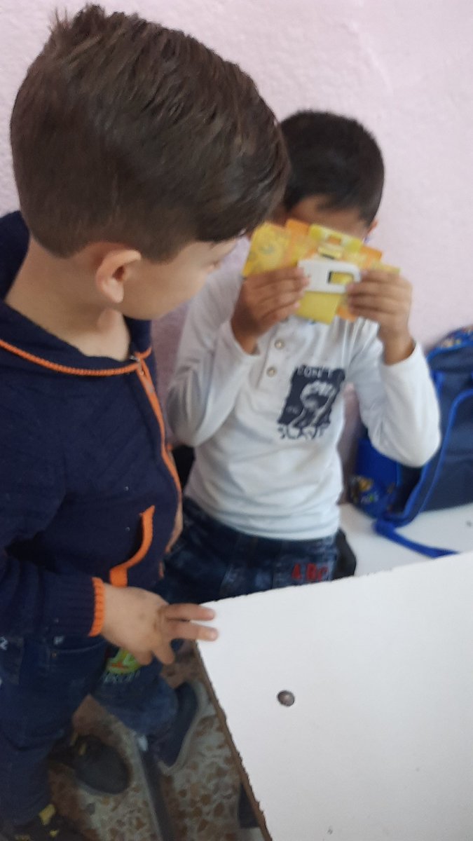MuhamedSci's tweet photo. Day 1️⃣3️⃣3️⃣ 
#foldscopechallenge
a) Yay finally taking the #challenge to #school. 
The kick-start of this was 2 kids.
They invited me to their school couple times today I finally made it, so glad I did it.
They helped me to push the challenge to new level and resume my field trips https://t.co/bFB1W7gdGg