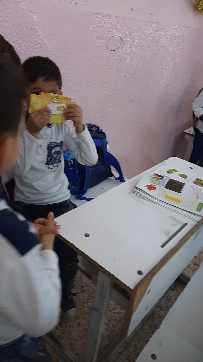 MuhamedSci's tweet photo. Day 1️⃣3️⃣3️⃣ 
#foldscopechallenge
a) Yay finally taking the #challenge to #school. 
The kick-start of this was 2 kids.
They invited me to their school couple times today I finally made it, so glad I did it.
They helped me to push the challenge to new level and resume my field trips https://t.co/bFB1W7gdGg
