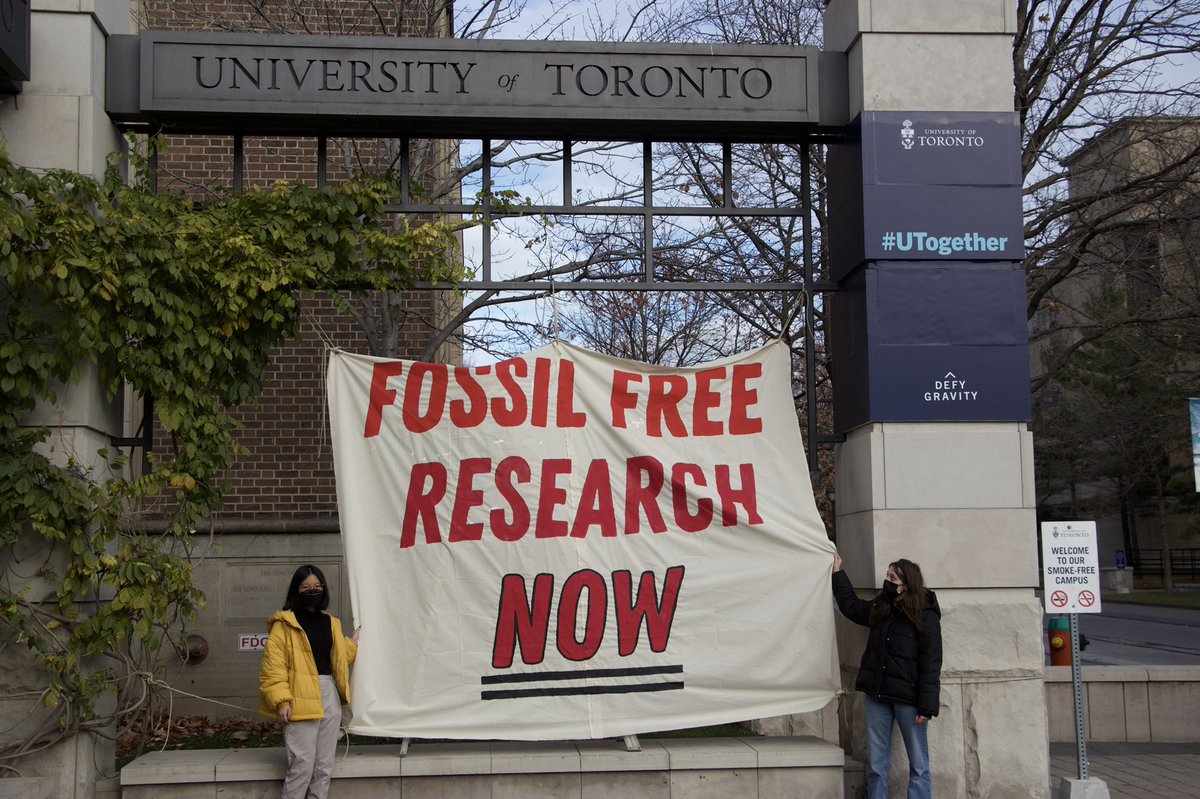 Just a 5 ft gal putting up a 10 ft banner @FosFreeResearch 

@UofT WE NEED A FOSSIL FREE RESEARCH POLICY NOW! 

#FossilFreeResearch #FossilFreeUniversities #ClimateAction #ClimateJusticeNow