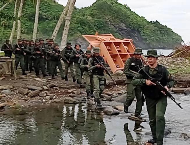 hljohan's tweet photo. Nuestra FANB, se mantiene en revolución militar, nos inculca a todos la idea de la fraternidad y la solidaridad humana. A todos nos hace hermanos de armas en los que la sangre de uno pertenece a todos. https://t.co/Ksb6Z9Y3Ir