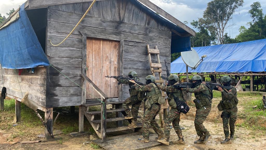 hljohan's tweet photo. Nuestra FANB, se mantiene en revolución militar, nos inculca a todos la idea de la fraternidad y la solidaridad humana. A todos nos hace hermanos de armas en los que la sangre de uno pertenece a todos. https://t.co/Ksb6Z9Y3Ir