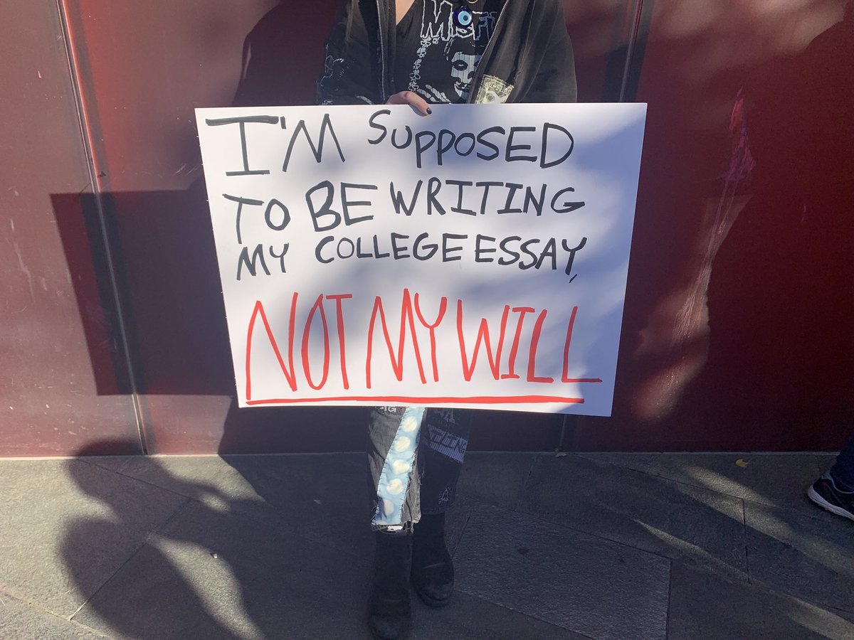 hannahkrieg's tweet photo. some signs: https://t.co/OQK9zHGoTT
