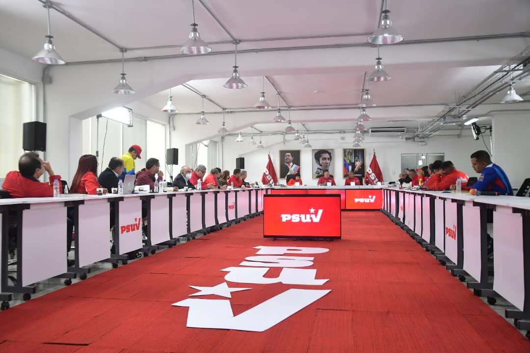 Nuestro vicepresidente del PSUV Diosdado Cabello (@dcabellor) en rueda de prensa reitera que en el momento en que el #CNE indique que hay elecciones, ahí estará el chavismo listo. #VamosALaFilven