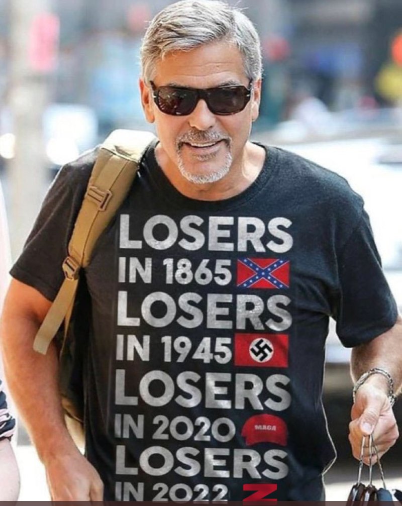 George Clooney in einem bedruckten T-Shirt: Losers in 1865 - Südstaaten, in 1945 Nazis, in 2020 Trump und in 2022 Putin