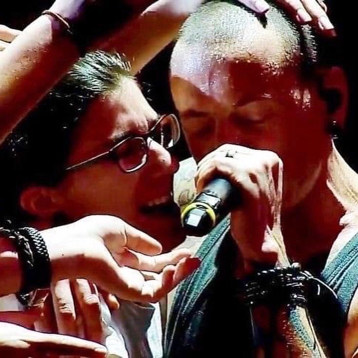 Yesterday was the #worldkindnessday. 
I dedicate it to Chester who remained a kind and wonderful person, despite his difficult childhood and depression 💔😞
His soul continues to shine in our lives, giving it value✨
Thank you for the example you set for us... (1/2)