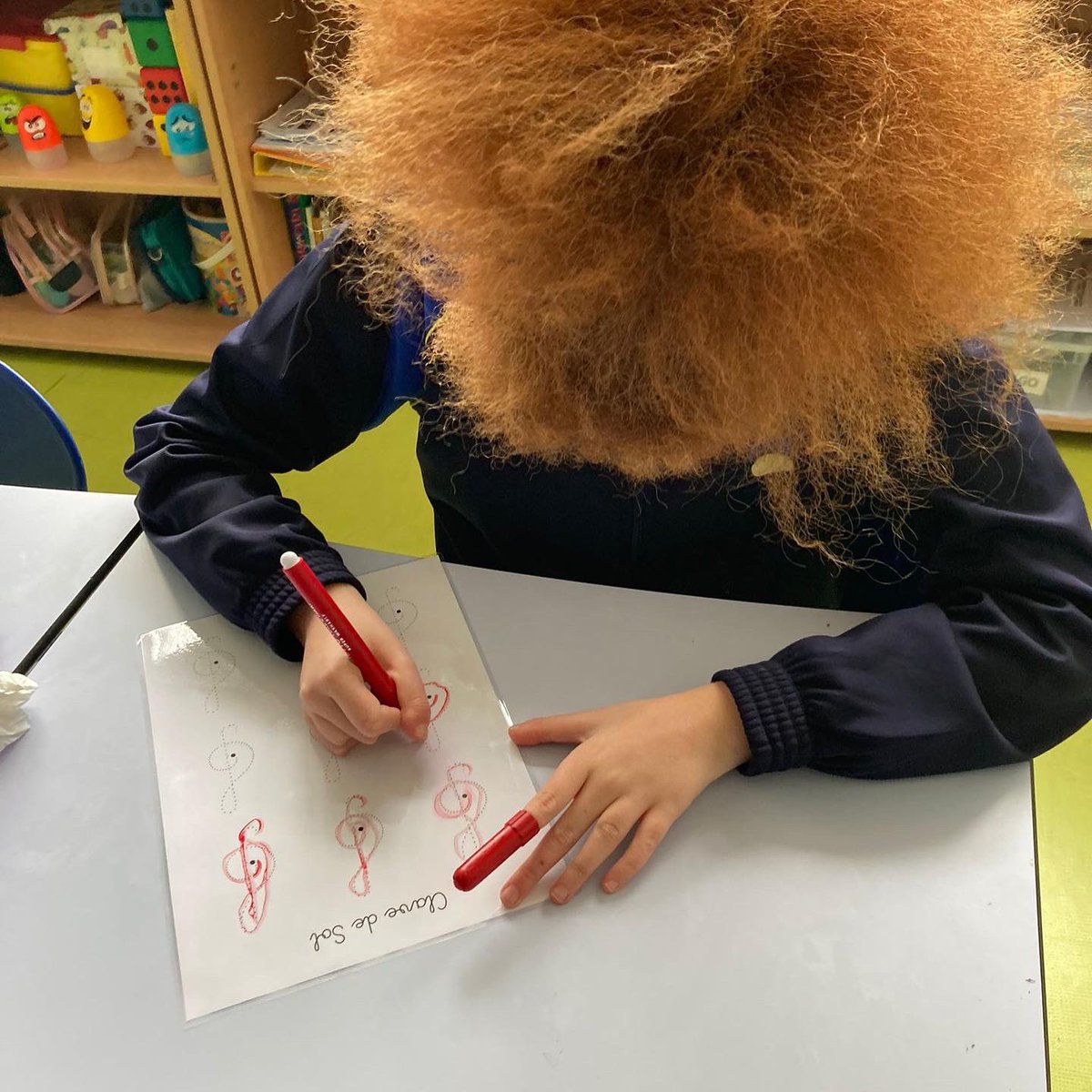 ¡Nos encanta las clases de música! 🎶 
Hoy nuestra profe de música nos ha enseñado la clave de sol 🎼
Primero la hemos repasado y luego la hemos hecho con plastilina. 
Aprendemos mucho en nuestras clases de música, cada vez nos gustan más. 

#Masqueuncolegio #familiacambrils