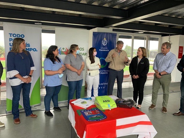 #Uruguaycardioseguro 🫀
El Secretario <a href="/Sebabauza61/">Sebastián Bauzá</a> junto a <a href="/unidosxaayudar/">Unidos Para Ayudar Uy</a> entregaron un DEA (desfibrilador externo automático) en el Estadio Campeones Olímpicos de Florida, donado por el Almacén Rural.
Seguimos haciendo de Uruguay un país más cardio-seguro.