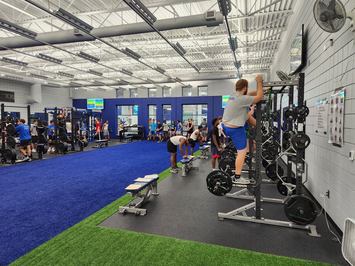 Weight room is rocking! Just another day in the best weight room in Kansas City! Lots of Jags working hard today for all the sports of BSS! Hundreds of Jags training everyday to get better with <a href="/Coach_Higgins68/">Boston Higgins</a> 
#DEAL