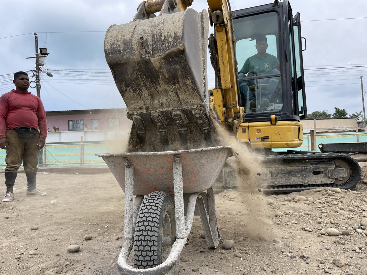 MuniAtacames's tweet photo. @SaldarriagaF1 durante este inicio de semana laboral inspeccionó los avances de la construcción del Parque Recreacional #VictoriaDeDios, de esta forma continuamos garantizando espacios de paz para la recreación de la niñez y el esparcimiento de las familias 👪
#AtacamesCrece 💪 https://t.co/FIjzd1EMqZ
