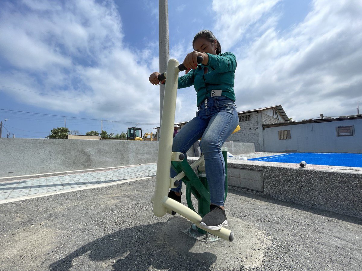 MuniAtacames's tweet photo. @SaldarriagaF1 durante este inicio de semana laboral inspeccionó los avances de la construcción del Parque Recreacional #VictoriaDeDios, de esta forma continuamos garantizando espacios de paz para la recreación de la niñez y el esparcimiento de las familias 👪
#AtacamesCrece 💪 https://t.co/FIjzd1EMqZ
