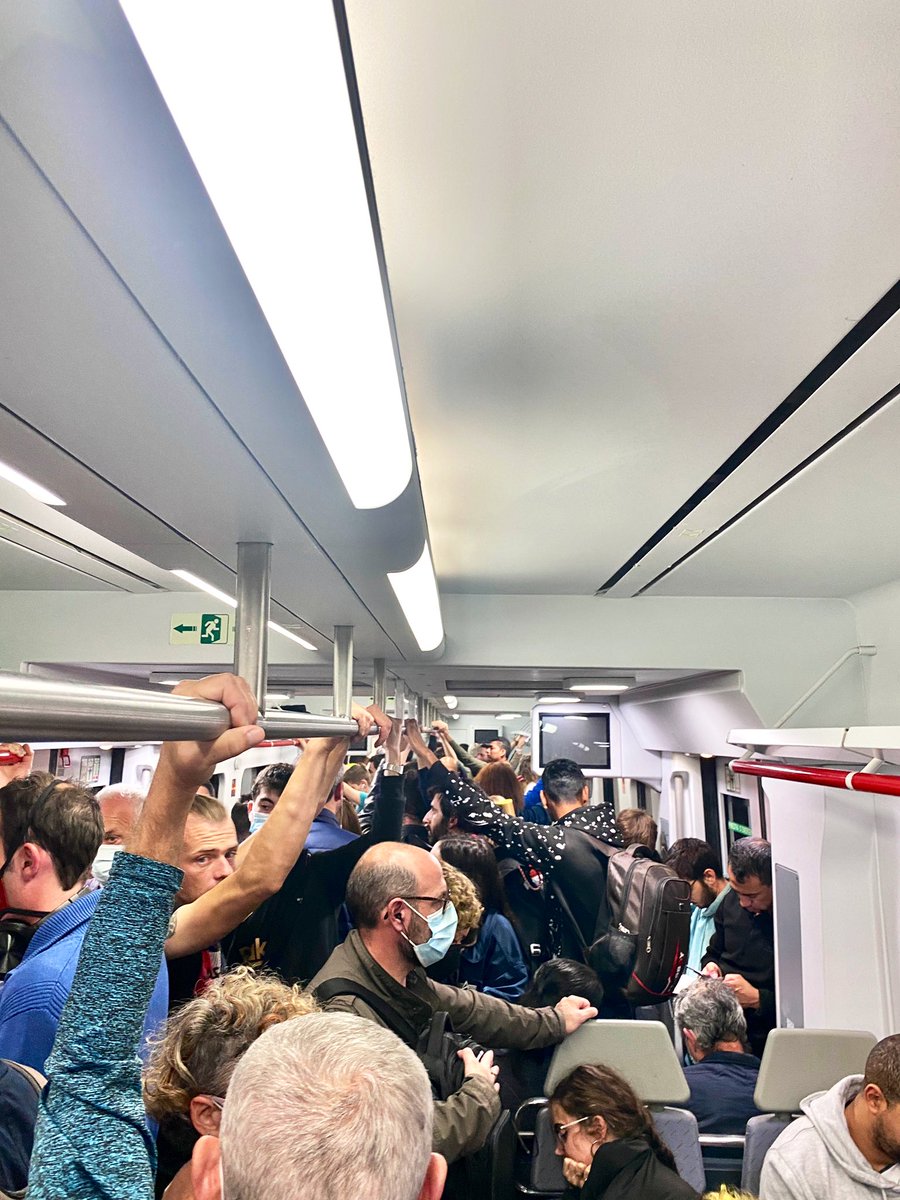 berta_coll's tweet photo. Sí, hola, hi ha algú en aquest país que pensi en alguna solució màgica per posar fi a la ‘normalitat al servei’? 

#TenFe

@rod1cat @rodalies @ATMbcn @govern https://t.co/lm2hRIIOoO