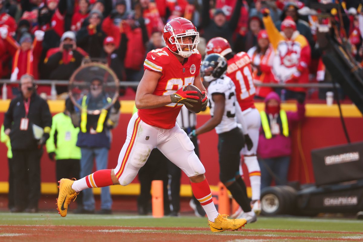 CBSSports's tweet photo. Receiving touchdowns in 2022: 

Travis Kelce: 8
Denver Broncos: 7
Pittsburgh Steelers: 6 https://t.co/nKvaz175Py