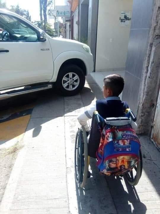 AGUS_MARTE's tweet photo. ¿ Y cómo es la movilidad de las niñas y niños con disCAPACIDAD en México?....pues☹️👇. https://t.co/KYWFZCfaGW