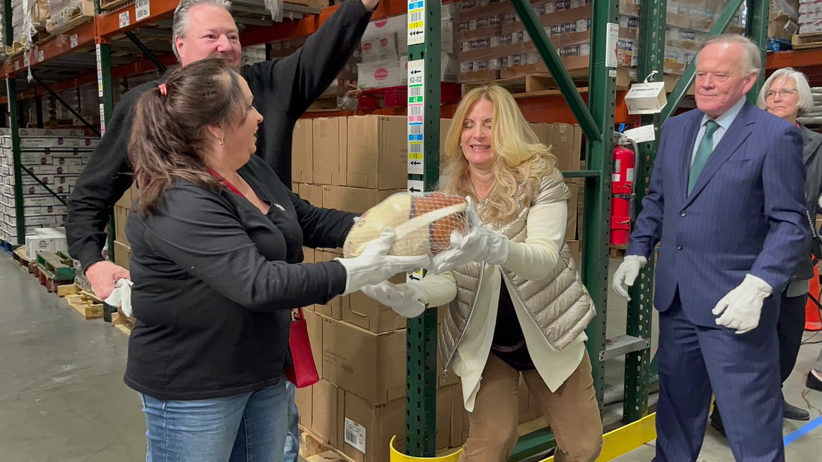 CastleGRP's tweet photo. Last week, Castle attended the @Gr8BosFoodBank's 17th Annual #ChainOfGiving event! Attendees formed a human chain from GBFB’s loading dock to its freezer, passing along over 1,200 turkeys to be distributed to families in need for the holidays! 

#EndHungerHere #HungerFreeHolidays https://t.co/a85Jkr1Bal