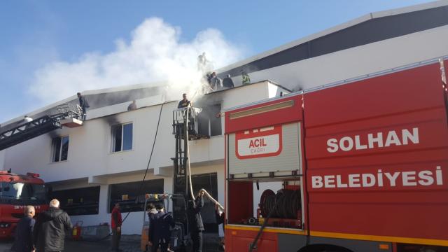Bingöl'de su fabrikasında çıkan yangın söndürüldü

Bingöl'ün Solhan ilçesinde bir su fabrikasında çıkan yangın itfaiye ekiplerinin müdahalesiyle söndürüldü.