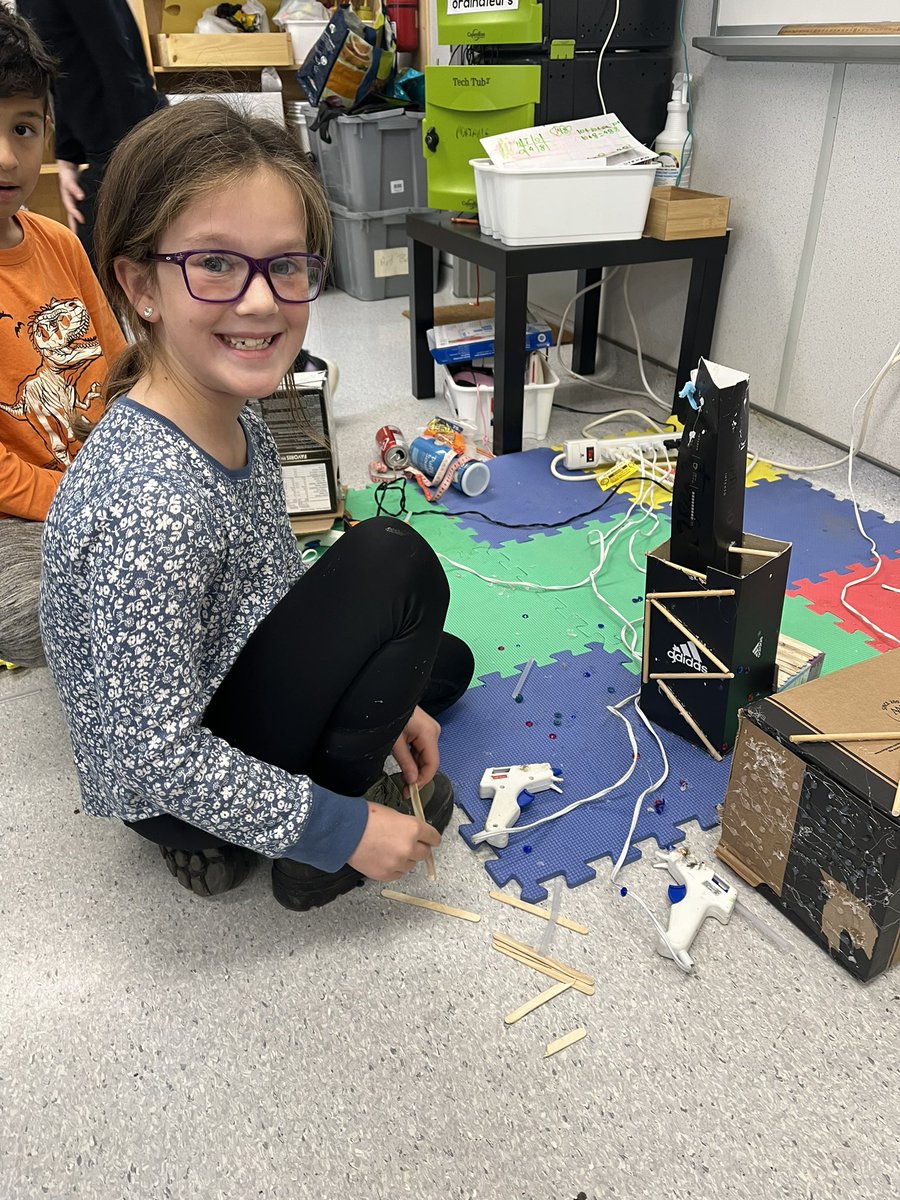 The Wild Robot design project is off to a great start! Grade 3's are using recycled materials to create a strong, stable foot that is custom-made to fit and support the weight of their friend Roz 🤖🦿