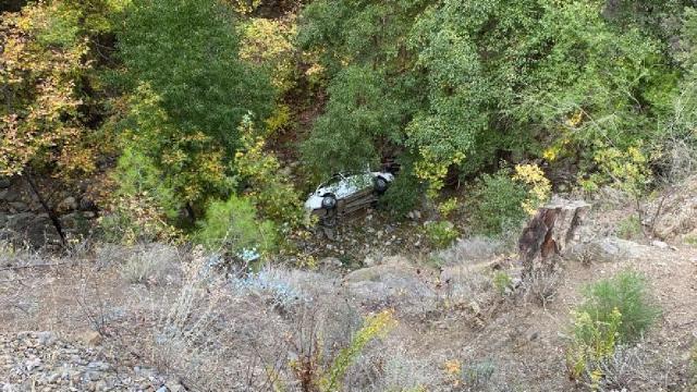 Antalya'da otomobil şarampole devrildi: 1 ölü

Antalya'nın Gazipaşa ilçesinde şarampole devrilen otomobilin sürücüsü öldü, eşi yaralandı.

Sürücünün yaralanan eşi, hastaneye kaldırıldı.