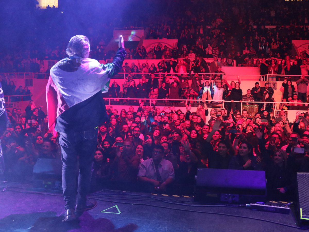 miguelmateosok's tweet photo. Festejamos #40Años en #ElForoTijuana, ¡así se vivió esta gran noche del #TourMexico!
Ph: Adrián Canedo
#MiguelMateos #Gira #Mexico #Tijuana https://t.co/xFIKT3TY41