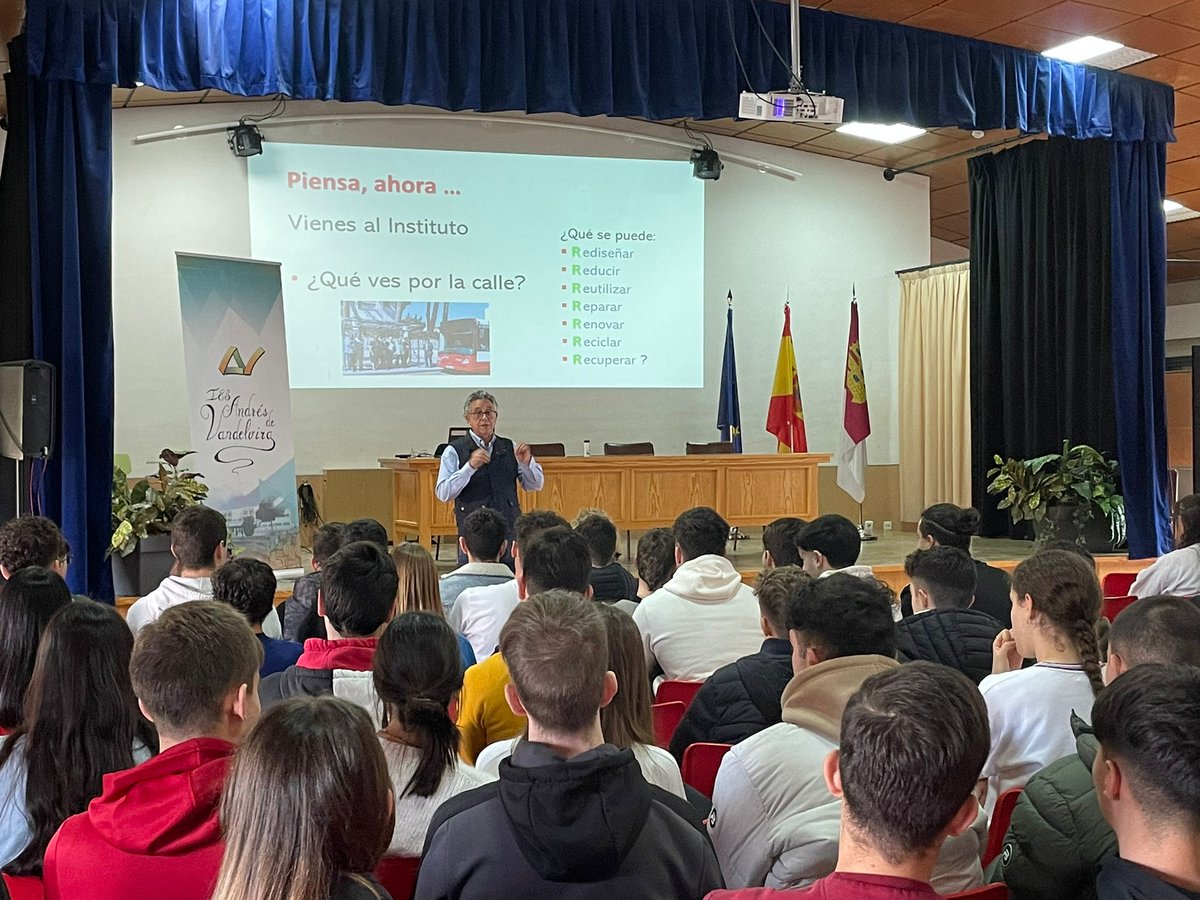 Participando como profesor de la <a href="/ftaadcee_ab/">Facultad de Ciencias Económicas y Empresariales AB</a> en la #SEMANACIENCIAUCLM22 de <a href="/uclmdivulga/">UCLMdivulga</a> en el IES Andrés de Vandelvira @02000738 con "Ideas de negocio en Economía Circular" <a href="/CatedraEC_UCLM/">Cátedra de Economía Circular de la UCLM</a>