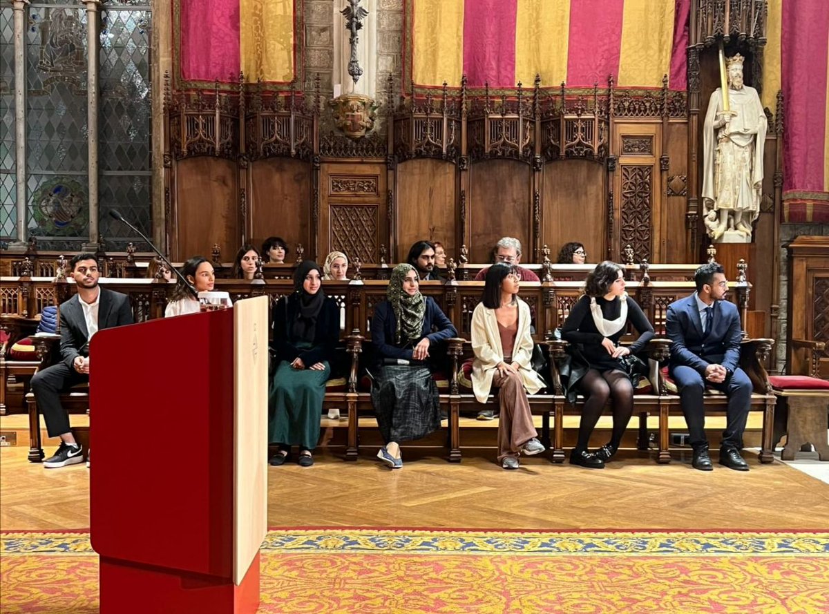 ✅️ El projecte Prometeus ja té segona promoció de graduat i graduades! El programa d'ajuda a l'accés a la universitat per a joves del #Raval suma 8 joves més als 15 de la primera promoció.

🎓 Avui han rebut els seus diplomes al saló de cent de l'Ajuntament. Moltes felicitats!