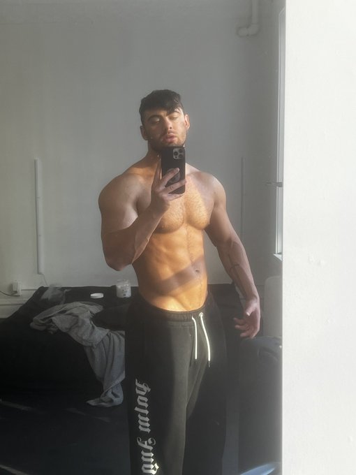 Watch Angelo Rosa's leaked NSFW photo on TwXstars