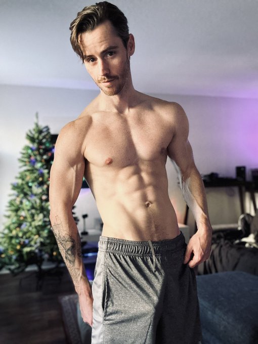 Christmas is my favorite. So I put my tree up already. 🎄 https://t.co/PG4Rc7Ve0e