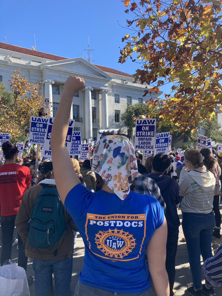 On strike with <a href="/UAW5810/">UAW Local 5810</a> and my colleagues in @uaw2865 <a href="/sruuaw/">Student Researchers United-UAW</a> …all we want are fair contracts. That really shouldn’t be too much to ask, but a apparently it is. 48,000 of us out here across CA - largest academic worker strike in US history! #UAWonStrike #UAWstrike <a href="/UCBerkeley/">UC Berkeley</a>