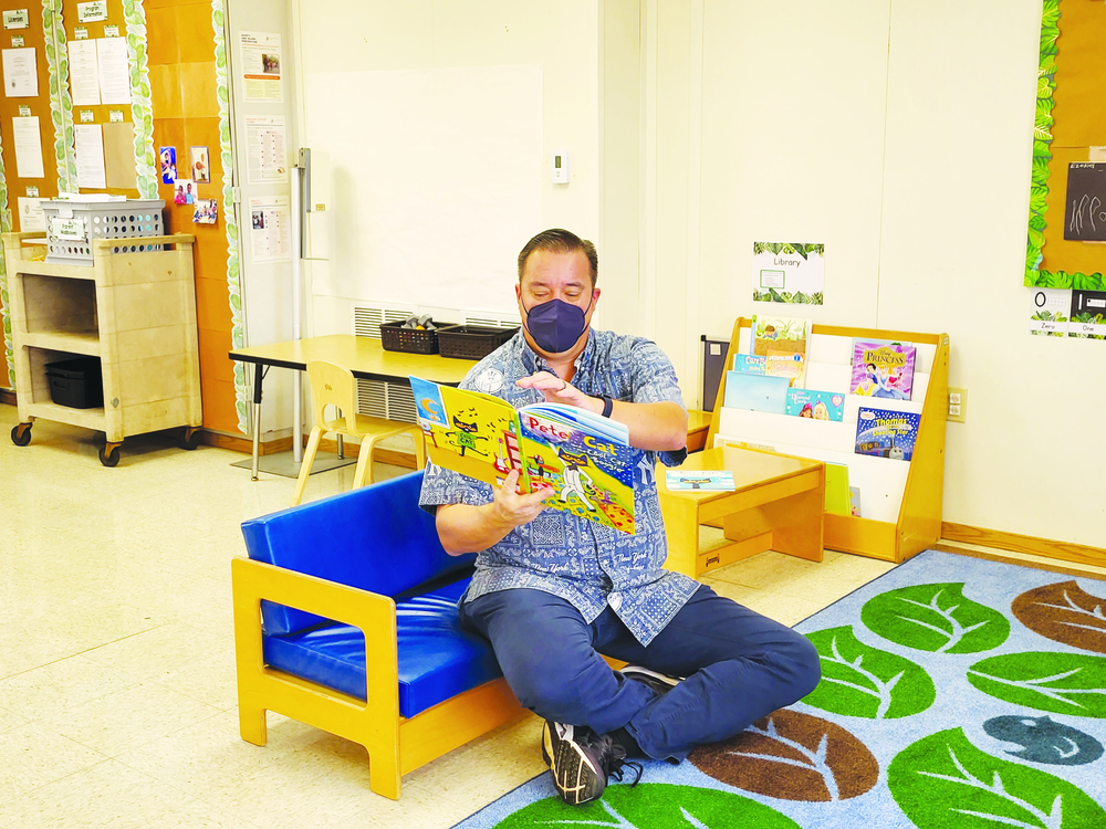 MidWeekHawaii's tweet photo. Thanks to a partnership with @HCAPhi and Books 4 Keiki, members from Atlas Insurance Agency’s EPIC group read and donated books to grade-school students Oct. 17-21. 

#midweekhawaii #hawaii #westvoice #books4keiki #ewa #ewabeach https://t.co/DbtJEPXDZv