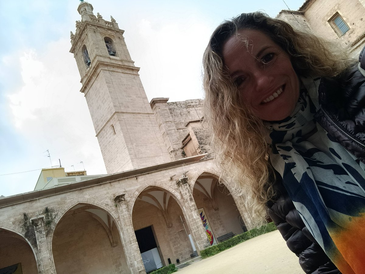 La lluvia nos da una tregua para disfrutar de la ruta guiada por el barrio de El Carmen organizada por <a href="/Valenciaturismo/">VisitValència.</a> dentro del evento #travelblogger #KLMHouseValència #ValènciaEsAhora  #CompromisoIATI <a href="/KLM_ES/">KLM Spain</a>