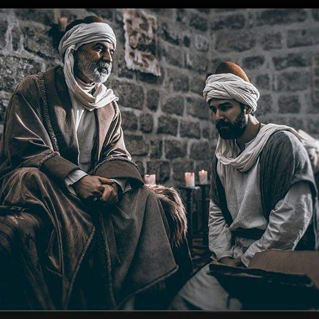 لا تطلب الودّ ممن ليس يعرفه
أو تسأل الشوق قلبًا قُدَّ من حجرِ

لا يُرتجى الماءُ من بئرٍ معطلةٍ
أو يُجتَنى ثمرٌ من عاقرِ الشجر