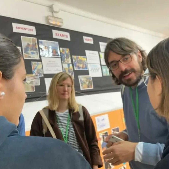 EscolaACESCO's tweet photo. Professors i directius d'arreu d'Europa visiten l'escola ACESCO per aprendre com apliquem el projecte knowPro, basat en aprenentatges tecnològics.
Alumnes del projecte han fet de guies i han explicat en anglès com desenvolupem aquesta metodologia a la nostra escola.

#learnlife https://t.co/NVaS9S3PVd