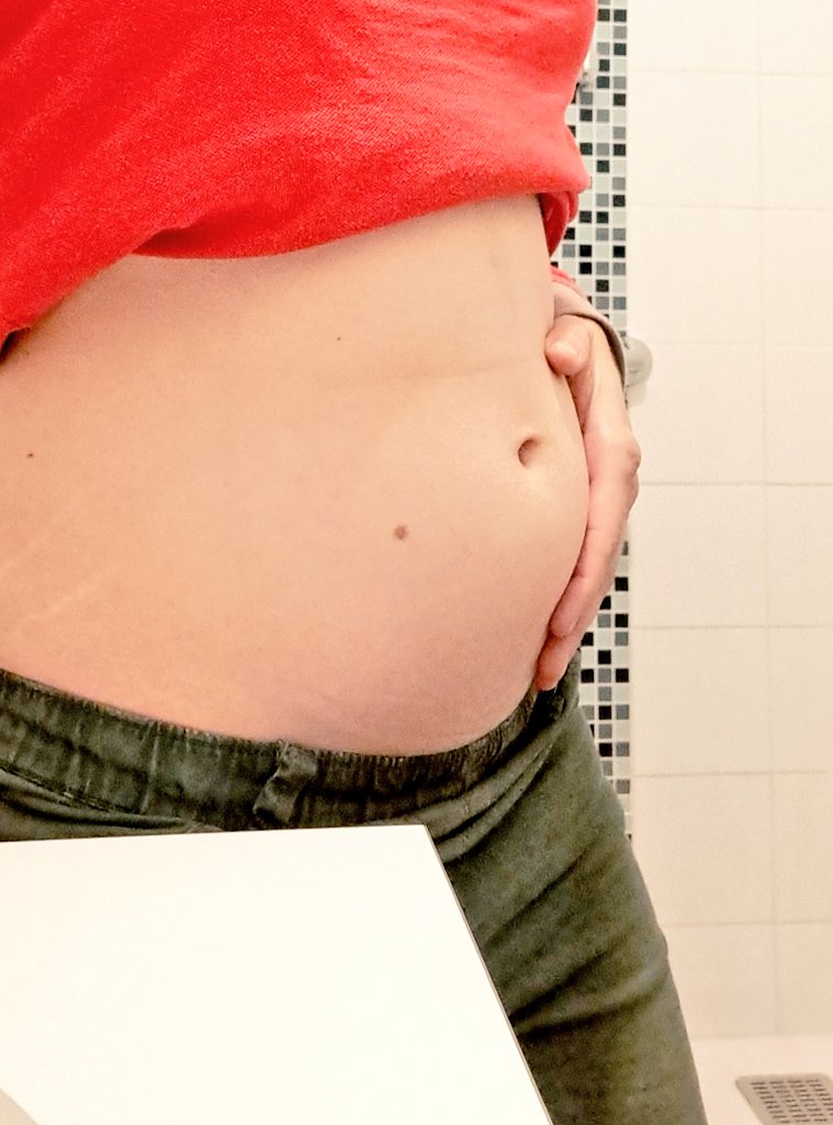 worldofFlo_'s tweet photo. Mon petit bidou commence vraiment à pousser petit a petit...alors qu'il est si petit encore à l'intérieur  🤣🥰😅 #11SA #grossesse https://t.co/RkKwnmr5EY