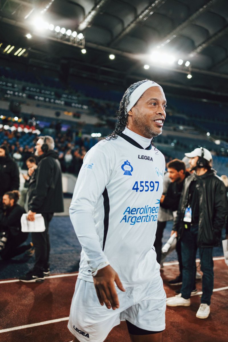 10Ronaldinho's tweet photo. Que alegria estar nesta cidade linda que é Roma, fazendo oq mais amo por uma causa tão nobre!!! We Play For Peace 🤙🏾 https://t.co/Gl37uH59Fh