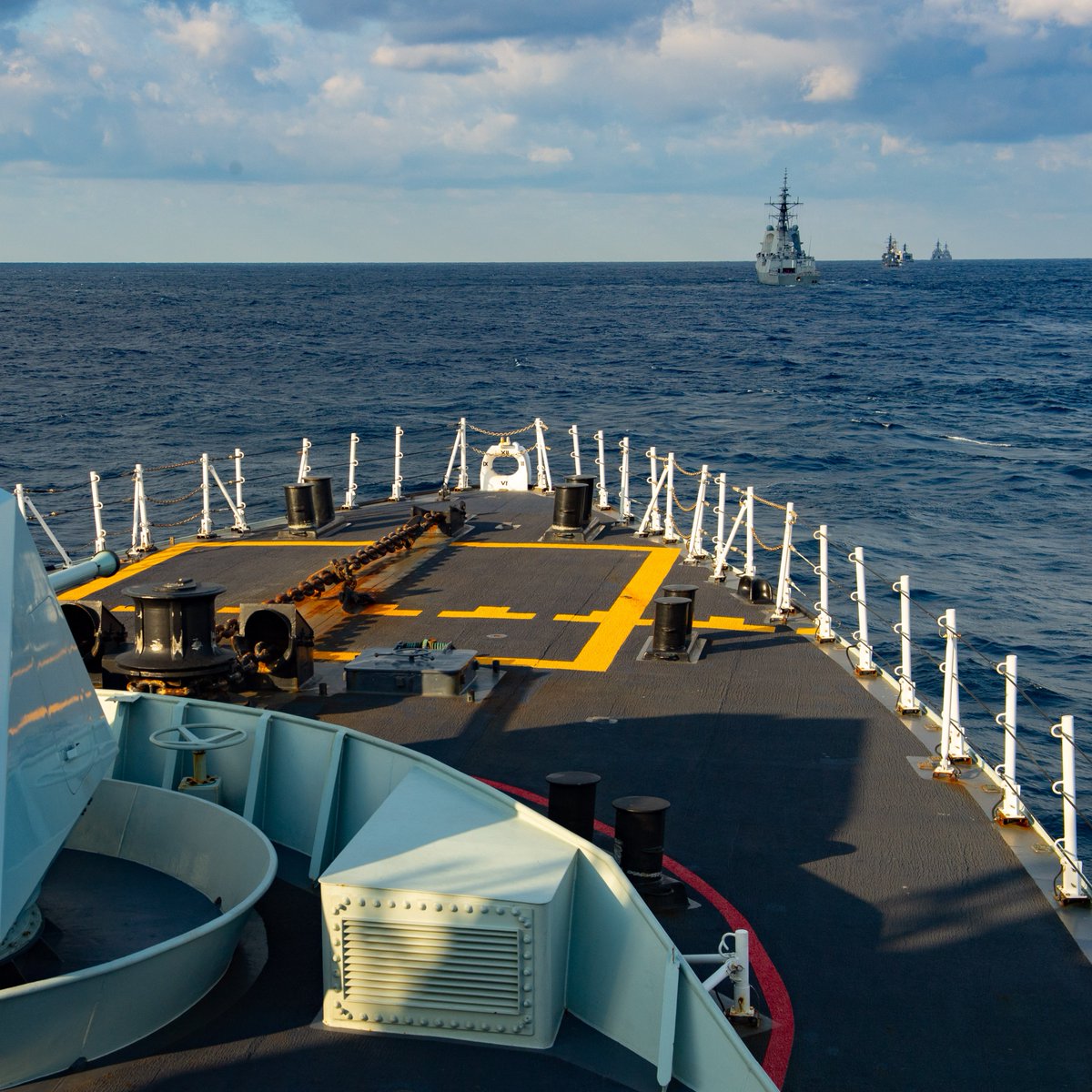 ⚓ Submarine familiarization Working with partner nations 🇨🇦🇯🇵🇺🇸🇦🇺 🚁 @RCAF_ARC integration 🤝 Increased combat readiness and interoperability = Elements required for #ExKeenSword ☑️ #HMCSVancouver #HMCSWinnipeg #NavyPartnerShips