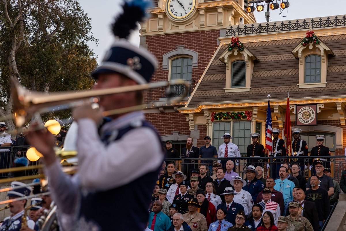 MCIWPendletonCA's tweet photo. Veterans Day Ceremony 🇺🇸
 
📍 Disneyland (Nov. 11, 2022)
 
U.S. Marines with Headquarters and Support (H&amp;S) Bn., MCI-West, lead Disney's flag retreat ceremony to honor veterans and show appreciation for the sacrifices they all have made.
 
(@USMC 📸 by Cpl. Alison Dostie) https://t.co/0oSeRN7lrH